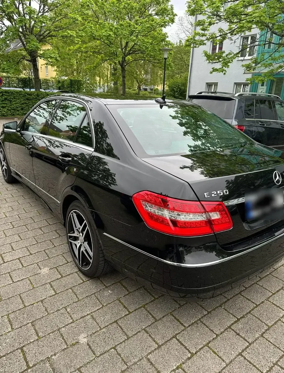 Gebraucht Mercedes E250 Elegance 204 PS (150 kW) 2012 Schwarz Limousine