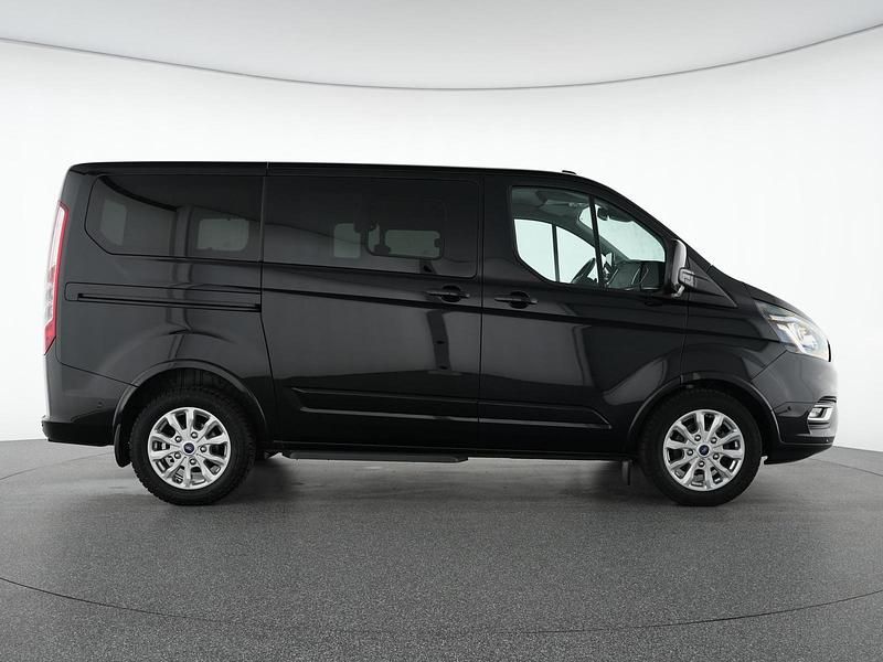 Gebraucht Ford Tourneo Titanium 131 PS (96 kW) 2022 Obsidian schwarz Van / Kleinbus