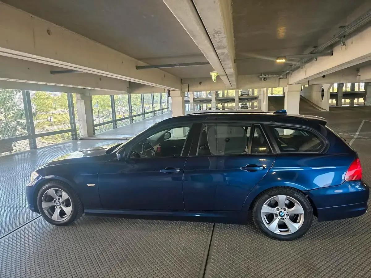 Gebraucht BMW 320 163 PS (119 kW) 2011 Blau Kombi
