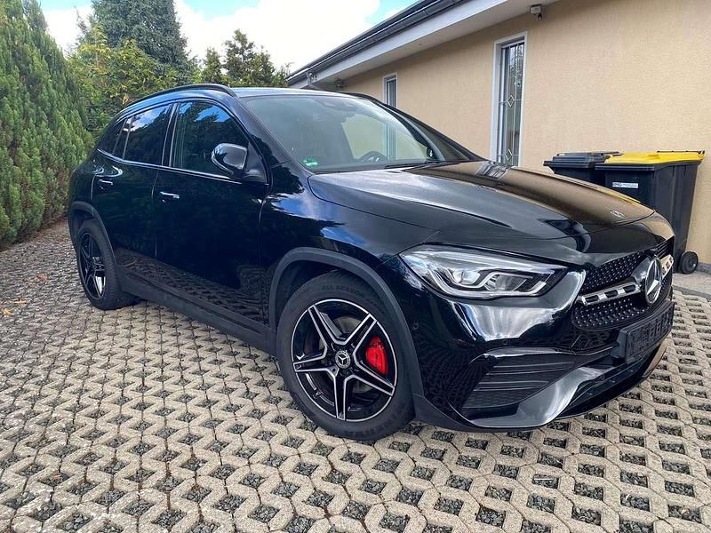 Schwarz Gebraucht 2020 Mercedes GLA220 AMG line SUV | 34.900 € (Etwas zu teuer) - Bild 1/4