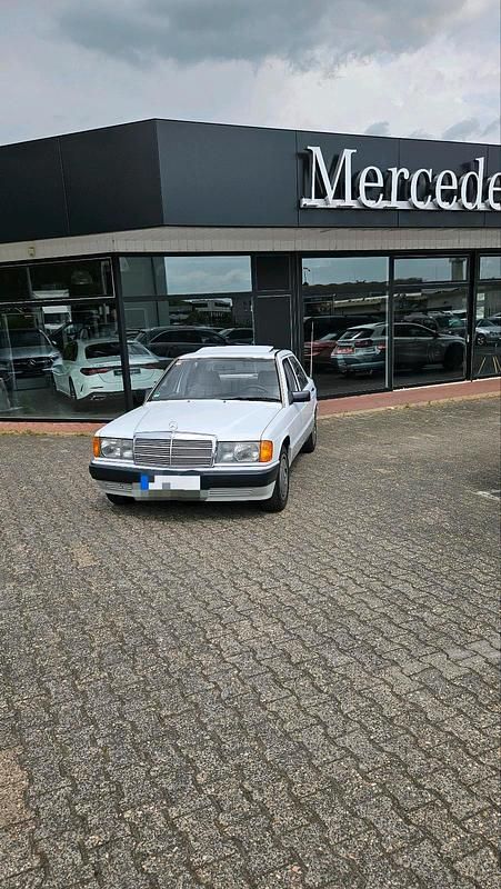 Weiß Gebraucht 1990 Mercedes 190 Limousine | 6.333 € - Bild 1/4