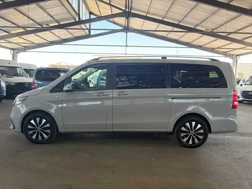 Gebraucht Mercedes V220 163 PS (119 kW) 2025 Grau Van / Kleinbus