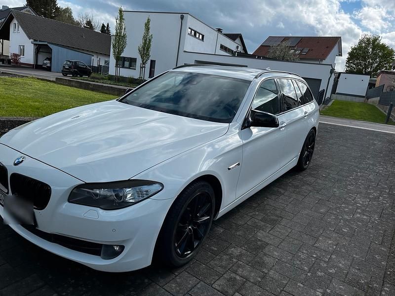 Weiß Gebraucht 2011 BMW 530 Kombi | 8.999 € (Fairer Preis) - Bild 1/4
