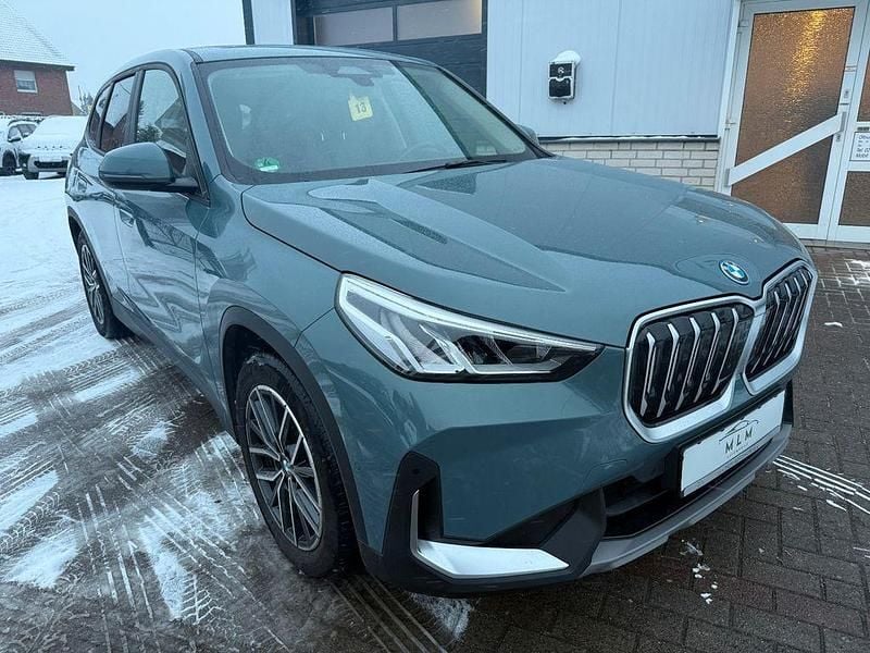 Grün Gebraucht 2023 BMW iX1 Performance SUV | 30.990 € (Superpreis) - Bild 1/4