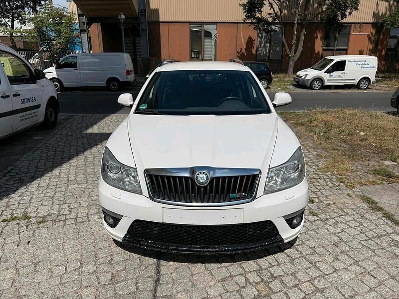 Weiß Gebraucht 2011 Skoda Octavia RS Kombi | 4.500 € (Superpreis) - Bild 1/4