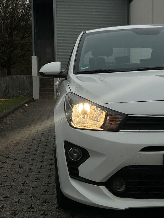 Gebraucht Kia Rio 84 PS (61 kW) 2022 Weiß Limousine