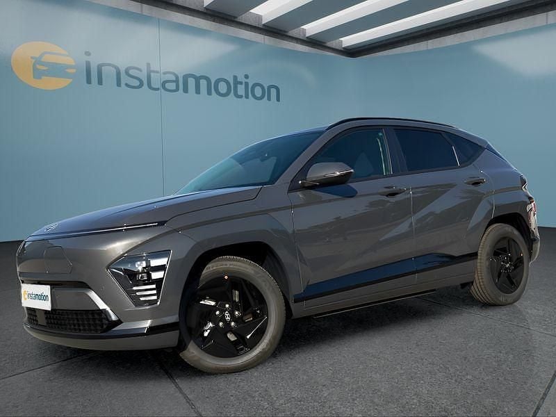 Grau Neu 2025 Hyundai Kona SUV | 37.649 € (Teuer) - Bild 1/4