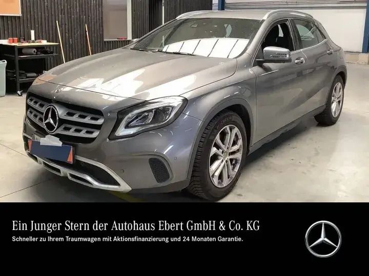 Grau Gebraucht 2019 Mercedes GLA200 Business SUV | 25.440 € (Fairer Preis) - Bild 1/4