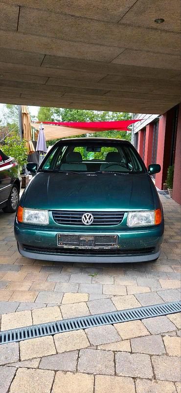 Grün Gebraucht 1998 VW Polo Limousine | 1.590 € (Fairer Preis) - Bild 1/4