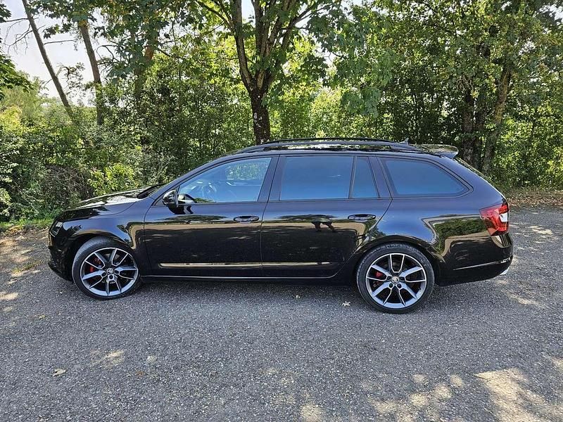 Schwarz Gebraucht 2020 Skoda Octavia RS Kombi | 25.690 € (Fairer Preis) - Bild 1/4