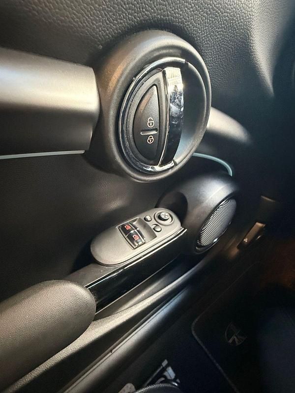 Używany Mini Cooper 136 KM (100 kW) 2022 Czarny Hatchback