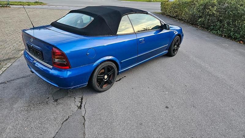 Blau Gebraucht 2002 Opel Astra Cabriolet Cabrio | 900 € (Guter Preis) - Bild 1/4