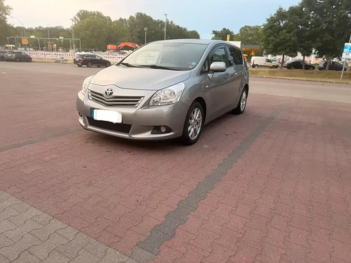 Gebraucht Toyota Verso Executive 126 PS (92 kW) 2012 Grau Van / Kleinbus