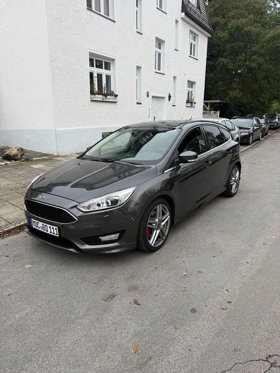 Grau Gebraucht 2015 Ford Focus Titanium Limousine | 11.090 € (Fairer Preis) - Bild 1/4