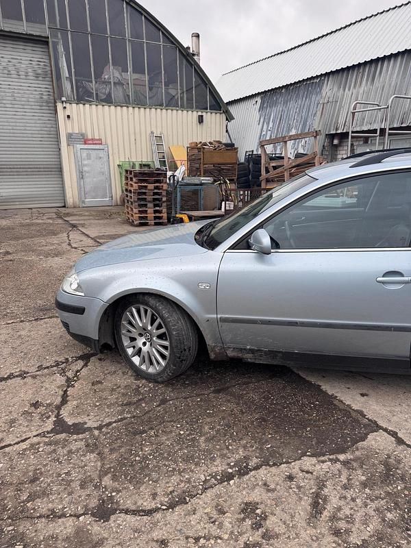 Blau Gebraucht 2003 VW Passat Kombi | 2.800 € (Etwas zu teuer) - Bild 1/4