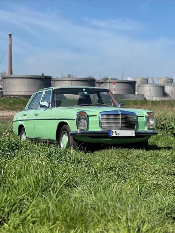 Grün Gebraucht 1974 Mercedes W115 Limousine | 8.290 € - Bild 1/4