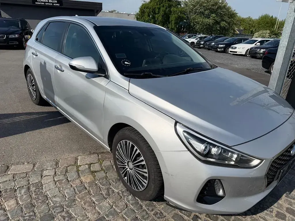 Gebraucht Hyundai i30 Premium 120 PS (88 kW) 2017 Silber Limousine