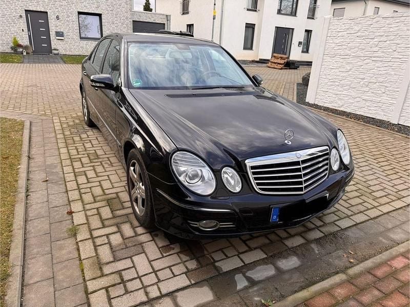 Schwarz Gebraucht 2007 Mercedes E200 Avantgarde Limousine | 5.500 € (Guter Preis) - Bild 1/4