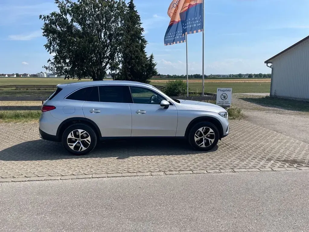 Gebraucht Mercedes GLC300e 313 PS (230 kW) 2024 Silber SUV