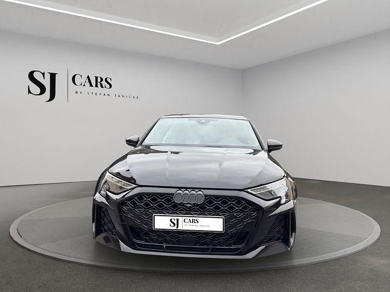 Schwarz Neu 2025 Audi RS3 Sportback Sport Kleinwagen | 78.990 € (Teuer) - Bild 1/4