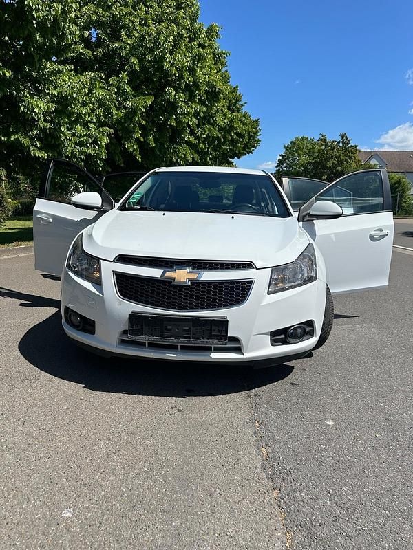 Weiß Gebraucht 2013 Chevrolet Cruze Limousine | 4.499 € (Fairer Preis) - Bild 1/4