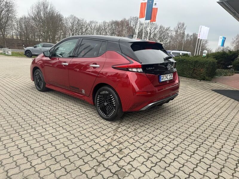 Gebraucht Nissan Leaf Tekna 160 kW (218 PS) 2024 Rot Kleinwagen