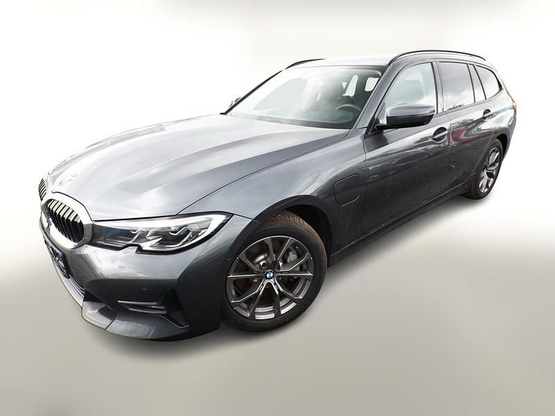 Mineralgrau metalllic Gebraucht 2020 BMW 330e Sport Line Kombi | 21.194 € (Fairer Preis) - Bild 1/4