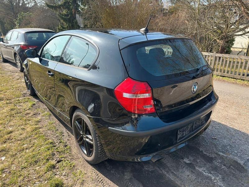 Gebraucht BMW 116 122 PS (89 kW) 2010 Schwarz Kleinwagen