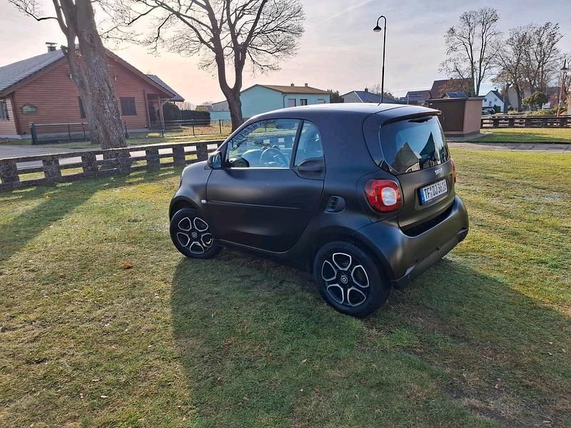 Schwarz Gebraucht 2019 Smart ForTwo Coupé Passion Kleinwagen | 13.999 € (Teuer) - Bild 1/4