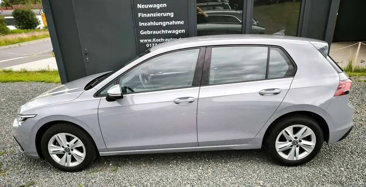 Gebraucht VW Golf VIII Life 131 PS (96 kW) 2020 Mondsteingrau Kleinwagen