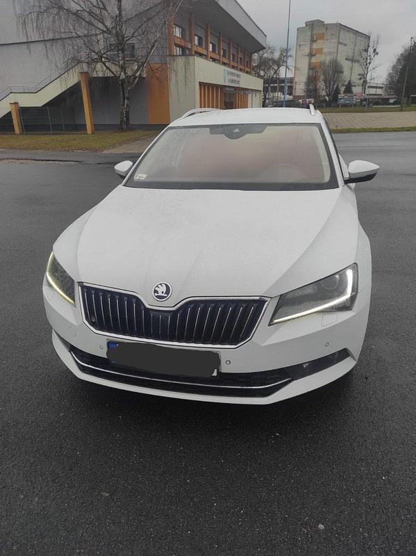 Weiß Gebraucht 2015 Skoda Superb Kombi | 15.000 € - Bild 1/4