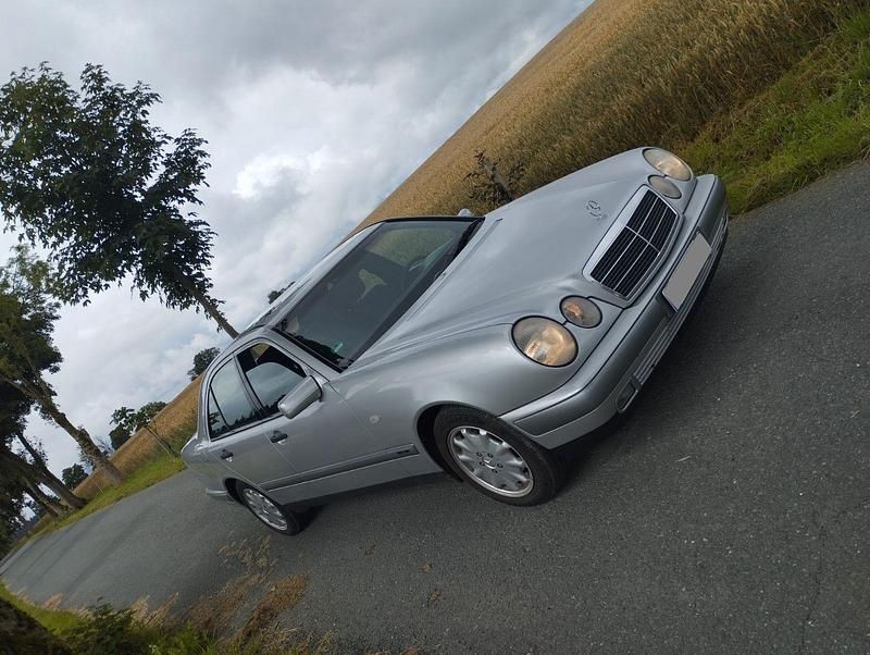 Grau Gebraucht 1996 Mercedes E280 Classic Limousine | 4.400 € (Superpreis) - Bild 1/4