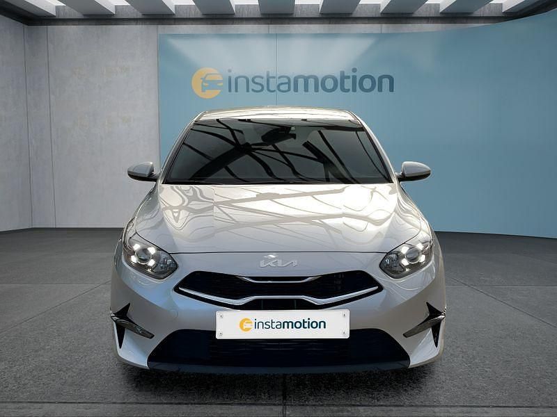 Neu Kia Ceed 101 PS (74 kW) 2025 Silber Kleinwagen