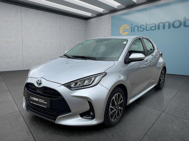 Grau Gebraucht 2022 Toyota Yaris Hybrid Team Kleinwagen | 20.299 € (Fairer Preis) - Bild 1/4