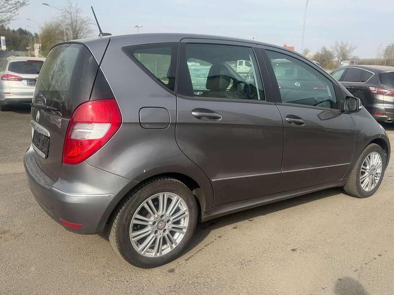 Gebraucht Mercedes A180 116 PS (85 kW) 2011 Mountaingrau  met. Kleinwagen