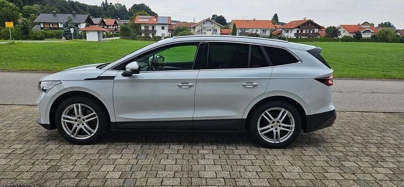 Weiß Gebraucht 2022 Skoda Enyaq iV Loft SUV | 27.500 € (Superpreis) - Bild 1/4