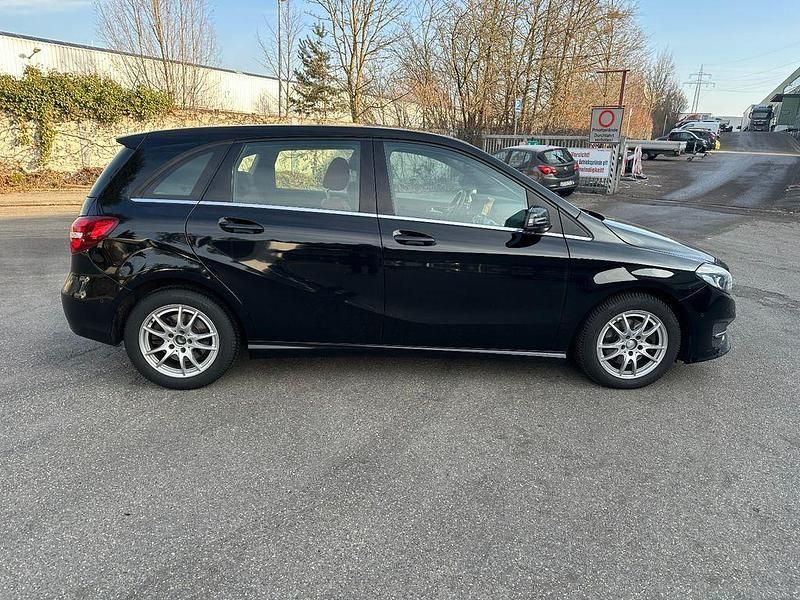 Gebraucht Mercedes B220 177 PS (130 kW) 2017 Schwarz Van / Kleinbus