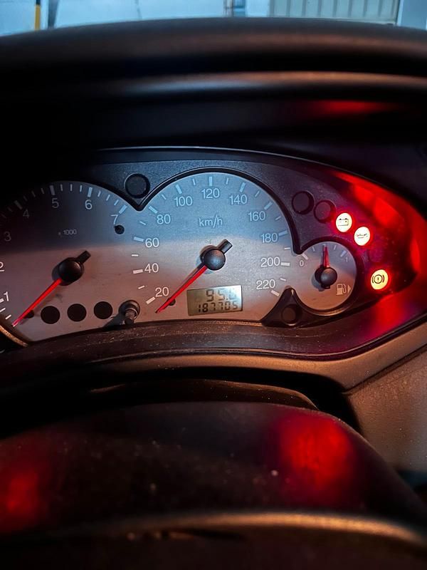 Second-hand Ford Focus 100 CP (73 kW) 2000 Negru Berlinǎ