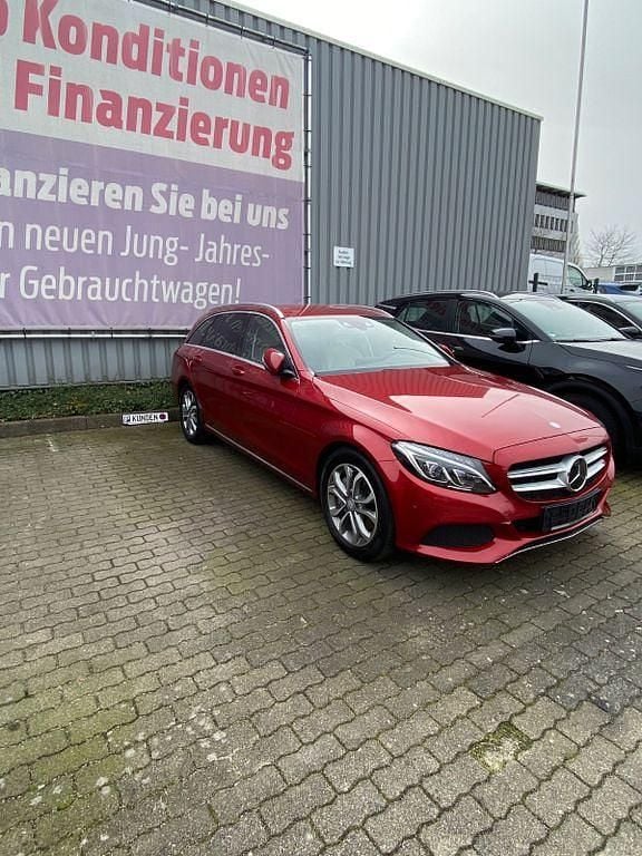 Rot Gebraucht 2015 Mercedes C250 Exclusive Limousine | 20.999 € (Guter Preis) - Bild 1/4