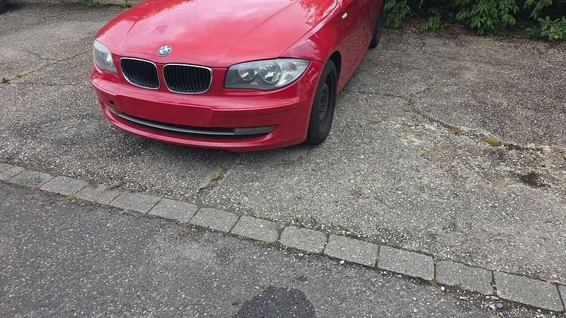 Rot Gebraucht 2009 BMW 116 Lifestyle Kleinwagen | 4.250 € (Guter Preis) - Bild 1/3