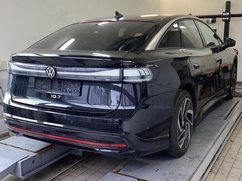 Gebraucht VW ID.7 Pro 210 kW (286 PS) 2023 Grenadillschwarz (metallic) Kleinwagen