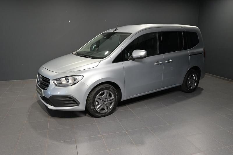 Helvinsilber metallic Gebraucht 2024 Mercedes T180 Style Van / Kleinbus | 25.970 € (Fairer Preis) - Bild 1/4