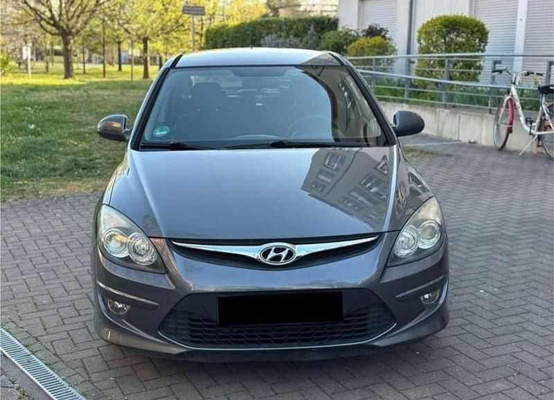 Grau Gebraucht 2012 Hyundai i30 Classic Kleinwagen | 5.450 € (Teuer) - Bild 1/4