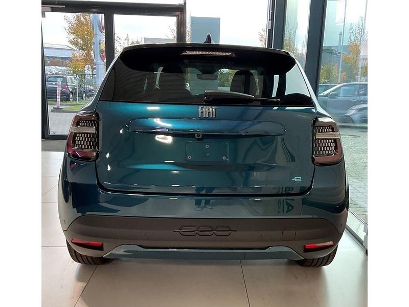 Neu Fiat 600E La Prima 114 kW (156 PS) 2025 Mare grün SUV