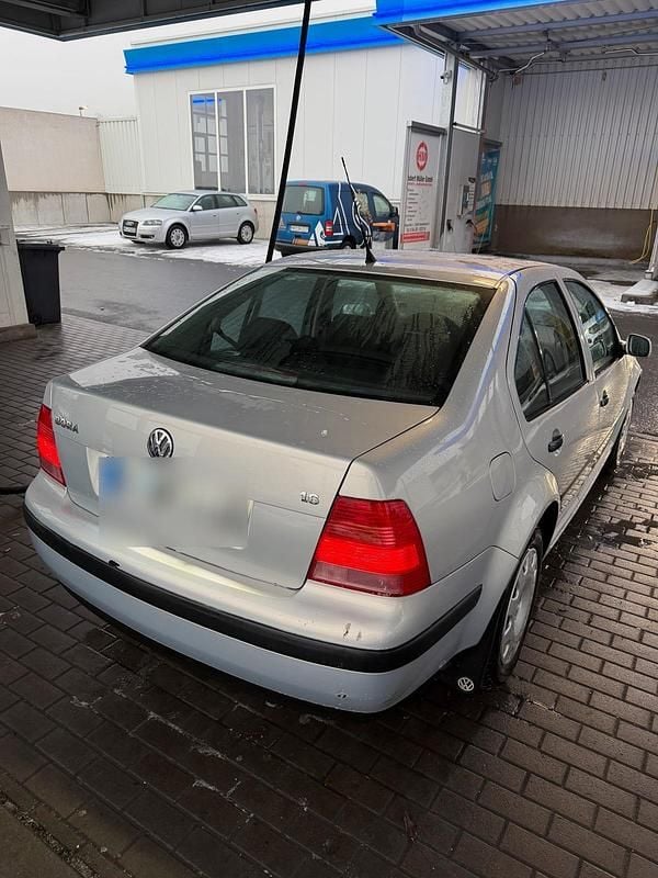 Second-hand VW Bora 101 CP (74 kW) 1999 Argintiu Berlinǎ