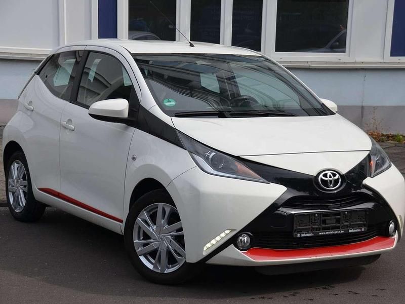 Weiß Gebraucht 2017 Toyota Aygo X-play Kleinwagen | 7.790 € (Fairer Preis) - Bild 1/4