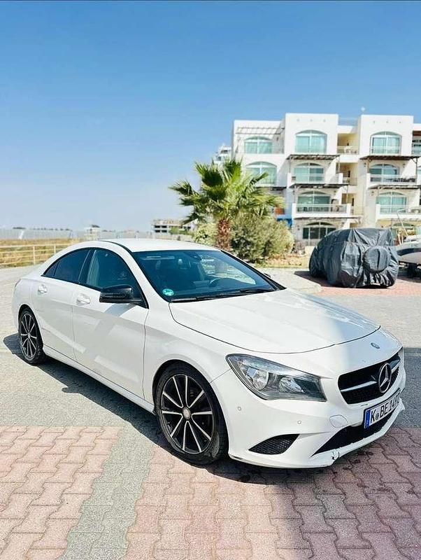 Weiß Gebraucht 2014 Mercedes CLA200 AMG line Coupé | 17.000 € (Teuer) - Bild 1/4