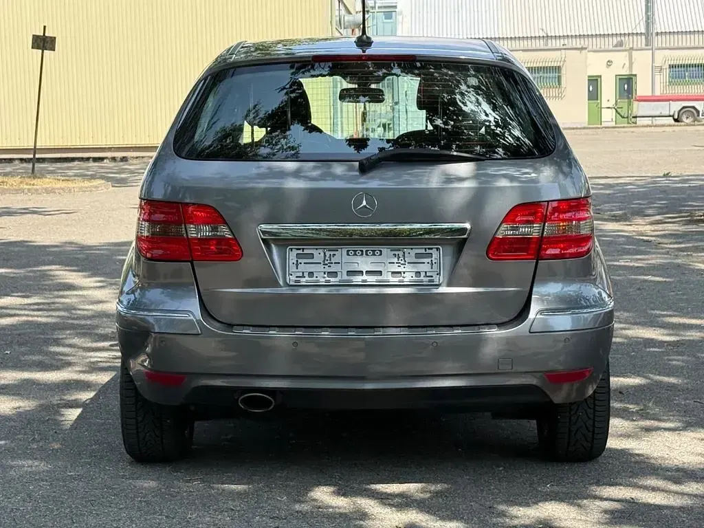 Gebraucht Mercedes B180 116 PS (85 kW) 2011 Grau Kleinwagen