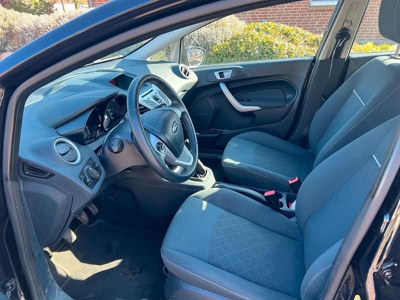 Gebraucht Ford Fiesta 60 PS (44 kW) 2012 Schwarz Kleinwagen