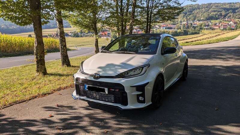 Weiß Gebraucht 2024 Toyota Yaris Edition Limousine | 34.950 € (Superpreis) - Bild 1/4